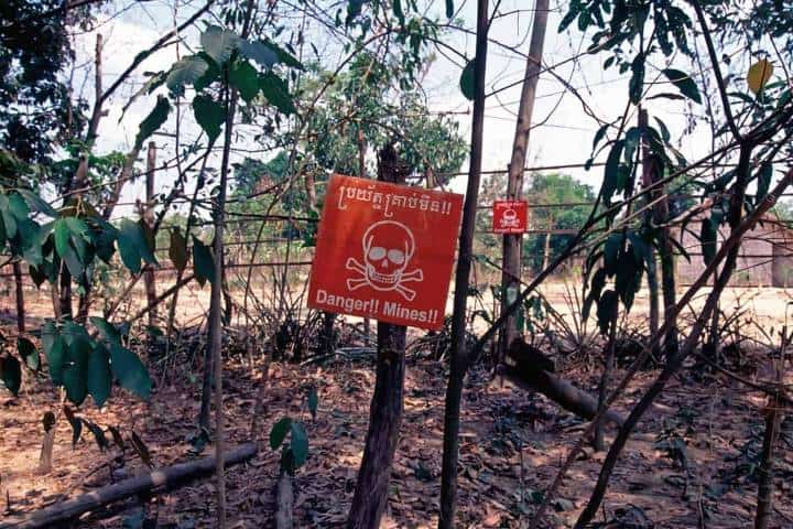 1. Cartel de Peligro de Minas en Camboya. Foto - Physics World