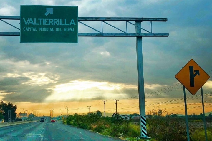 1. Letrero de carretera de Valtierrilla, La Capital Mundial del Nopal. Foto - Valtierrilla Salamanca