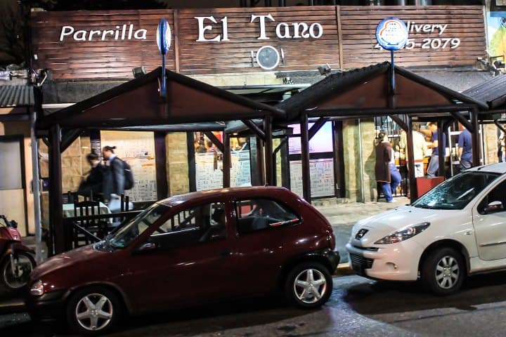 1. Entrada de una de las sucursales de la Parrilla Argentina El Tano. Foto - La Mejor Parrilla