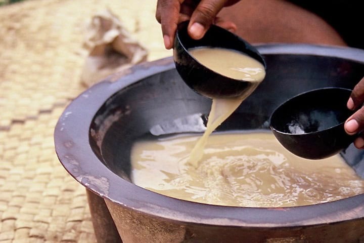 1. Manos sirviendo kava. Foto - bestfijikava.com