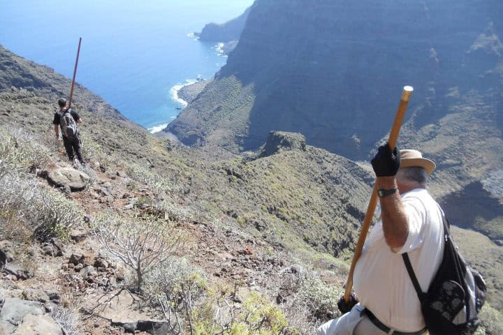 1. Personas practicando el Salto del Pastor. Foto - Gomera Guide