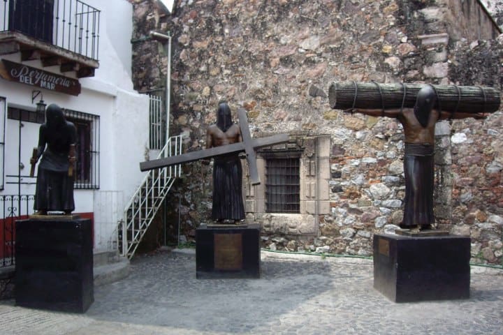 1.2. Estatuas de los penitentes atrás del Exconvento de Taxco. Foto - taxcolandia (Flickr)