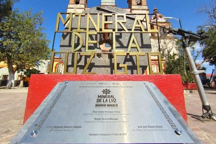 1. Placa de distinción de Barrio Mágico a Mineral de la Luz. Foto - Periódico Correo