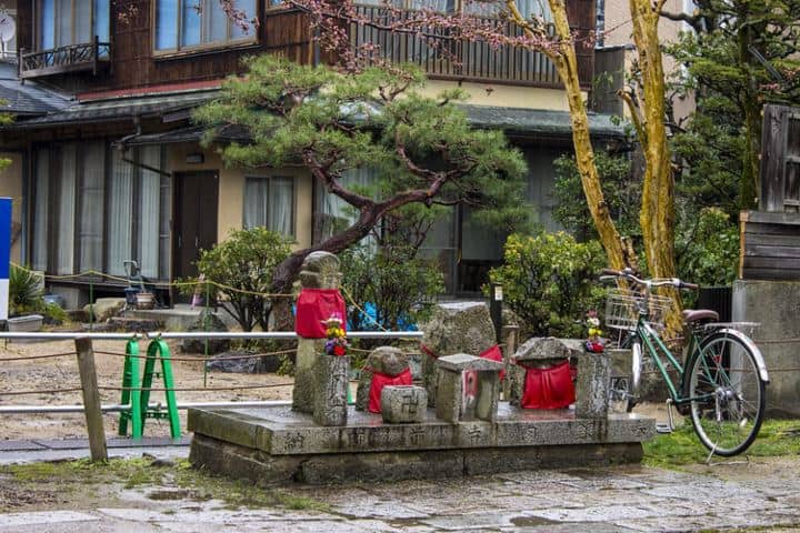 10. Estatuas en el Camino de la Sabiduría de Kioto. Foto - Tony Wu Underwater Photography