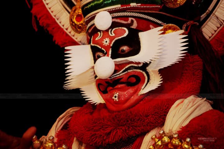 10. Actor de kathakali interpretando a un personaje "Thadi". Foto - Blog Podium Pro