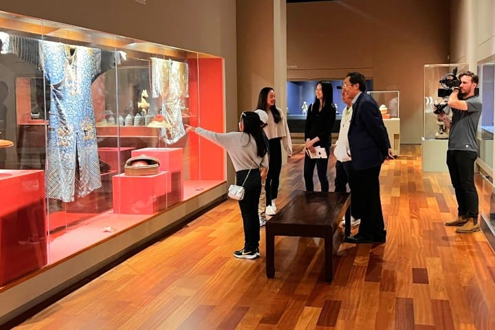 10. Visitantes en el Museo Bower, en la exposición de la Dinastía Qing. Foto - Bowers Museum (Facebook)