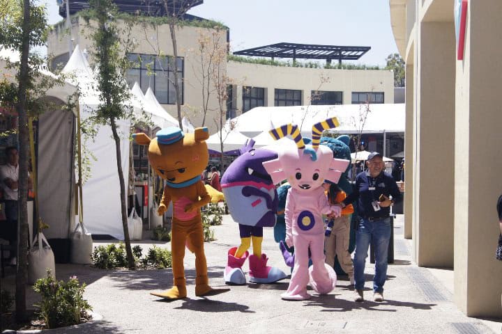 10. Mascotas de Aztlán Parque Urbano durante la FiLiAZ. Foto - El Souvenir