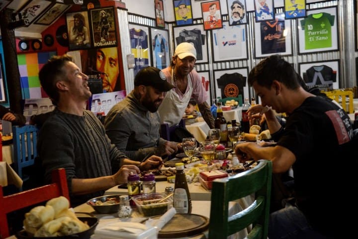 10. Fabio Caschetto conviviendo con sus comensales en la Parrilla el Tano. Foto - Clarin.com