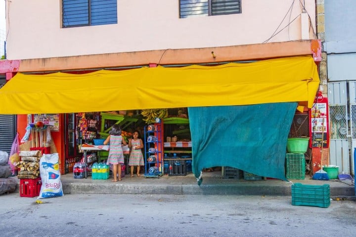 11. Tienda de abarrotes en Playa del Carmen, Quintana Roo. Foto - Vecteezy