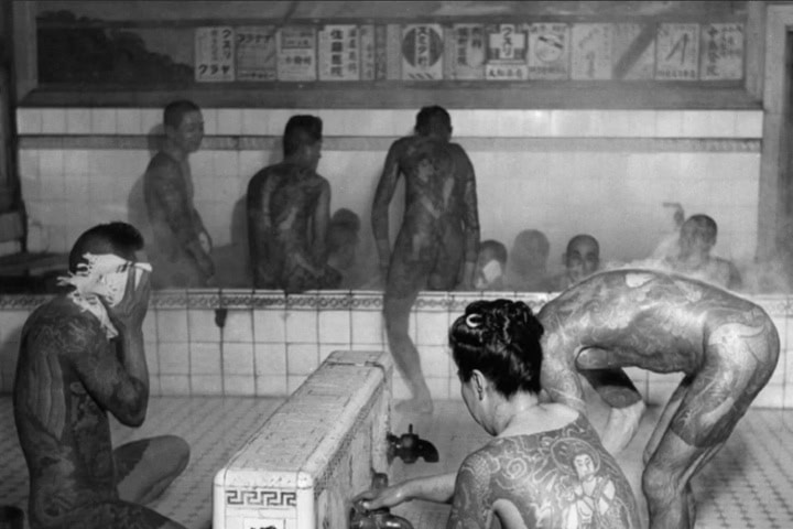 11. Sentō para yakuzas, 1957. Foto - r/OldSchoolCool (Reddit)