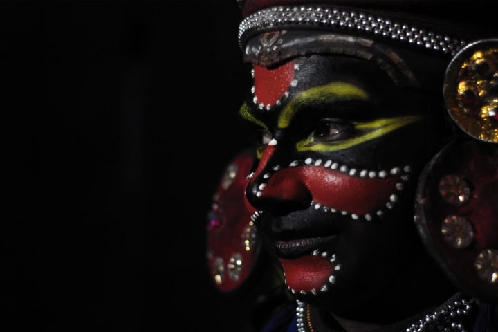 11. Actor de kathakali interpretando a un personaje "Kari". Foto - Flickr