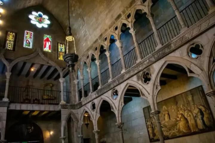 11.- . Interior de la capilla, vitrales, arcos y candelabros. Foto - Pancho Villa