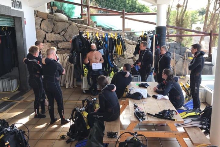 11. Explicación a buzos antes de partir al Museo Atlántico. Foto - Dive College Lanzarote (Facebook)