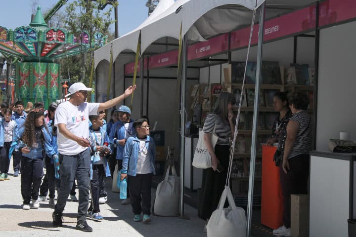 11. Excursión de escuela primaria entrando a la FiLiAZ. Foto - El Souvenir