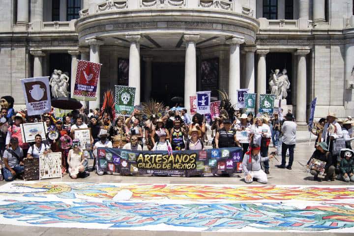 11. Desfile de Artesanos frente a Bellas Artes. Foto - El Souvenir