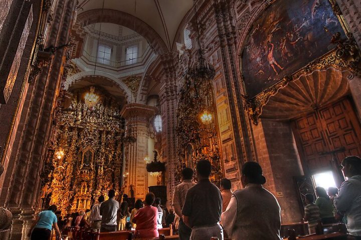 11. Misa en la iglesia de Santa Prisca. Foto - Tripomatic