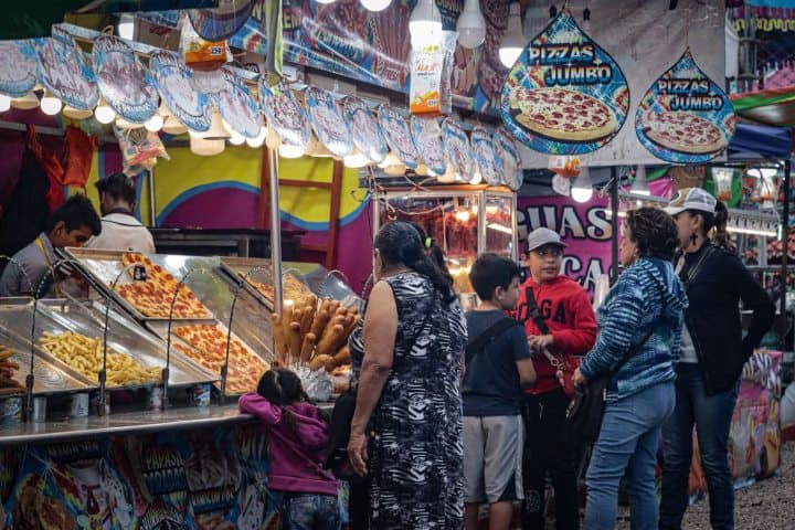 11. Puesto de pizzas y banderillas de feria. Foto - EsImageb