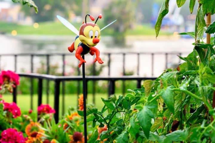 11.3. Figura de Spike the Bee escondida entre los jardines de  Disney. Foto - Walt Disney World