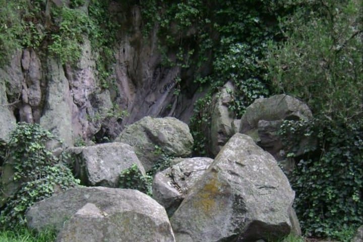 12. Entrada de una de las muchas cuevas en el Parque de El Calvario. Foto - Toluca la Bella (Facebook)