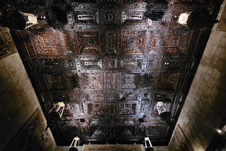 12.- . Un artesonado de madera, sobre la capilla, alumbrado por unos faroles. Foto - Carlos Barba