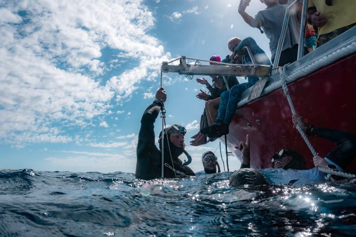 12. Buzos bajando al Museo Atlántico. Foto - Dive College Lanzarote (Facebook)