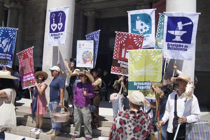 12. Artesanos frente a Bellas Artes. Foto - El Souvenir