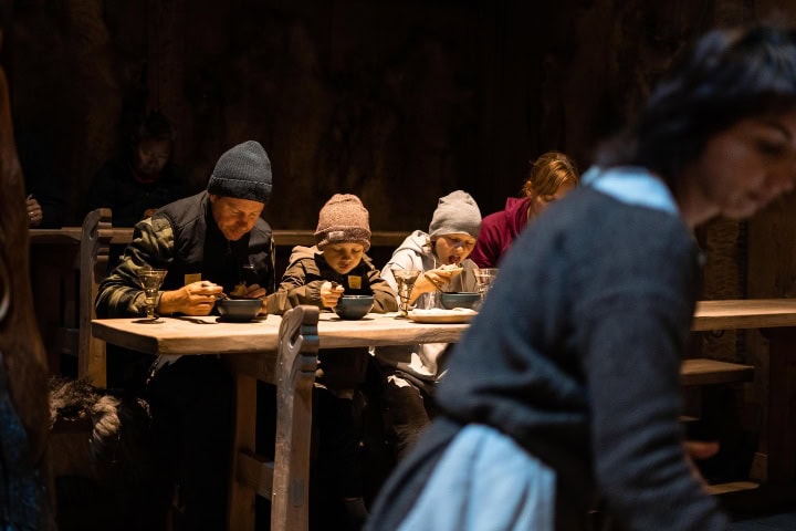 12. Familia comiendo en el Museo Vikingo de Lofotr. Foto - Lofotr Viking Museum (Facebook)