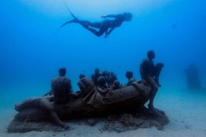 13. Buza nadando sobre La Balsa de Lampedusa. Foto - Pelago