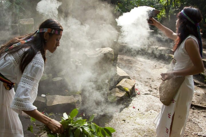 13. Mujeres haciendo una limpia. Foto - Marriott Bonvoy Traveler