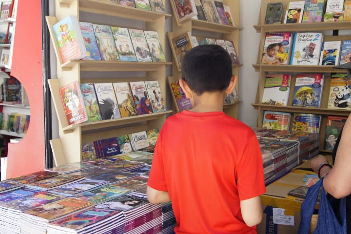 13. Niño mirando libros en la FiLiAZ. Foto - El Souvenir