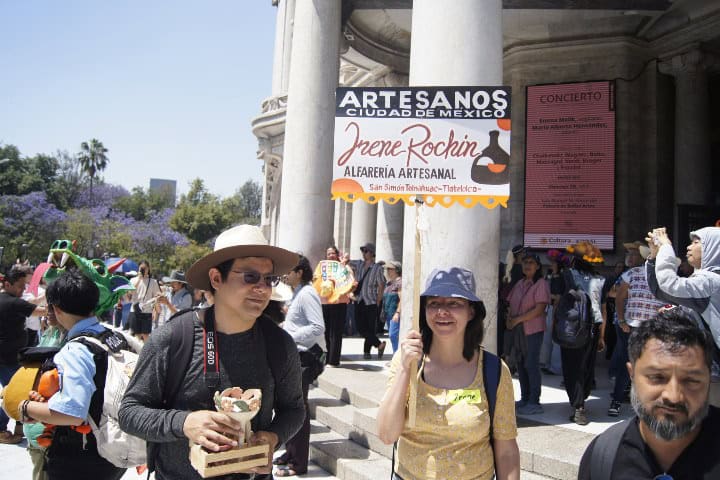 13. Artesanos alfareros mostrando su trabajo en el Desfile de Artesanos. Foto - El Souvenir