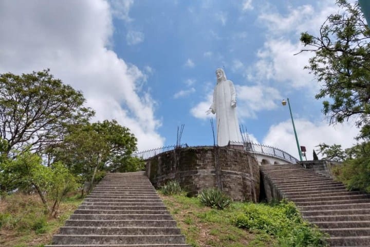 14. Escaleras hacia el Monumento Cristo Rey. Foto - Ven y Disfruta Tenancingo, México (Facebook)