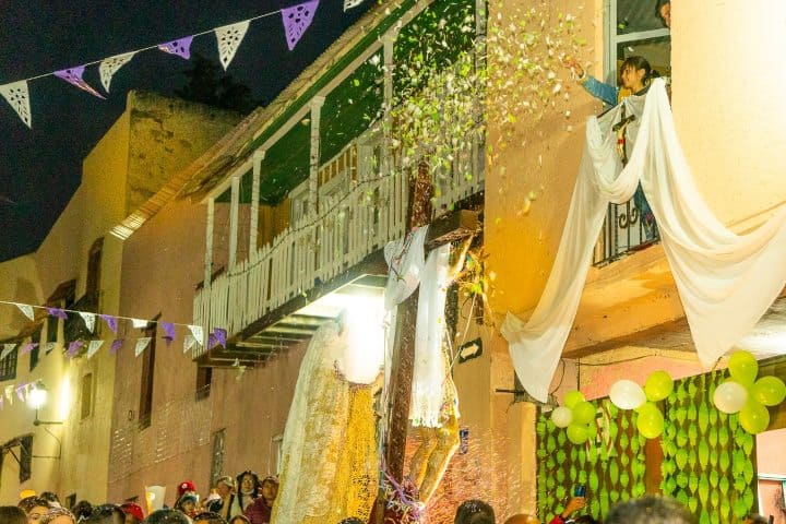 14. Niña lanzando confeti en la Procesión de los Cristos. Foto - Tlalpujahua Mágico (Facebook)