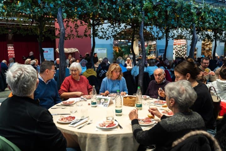 14. Personas comiendo en Grand Tour Italia. Foto - Grand Tour Italia (Facebook)