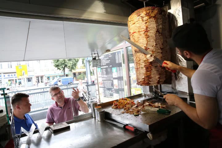 14. Clientes en un puesto de kebabs. Foto - WP Finanse - Wirtualna Polska