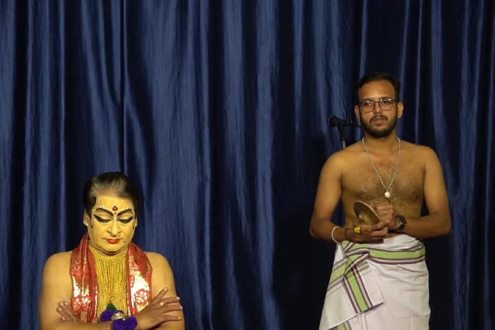 14. Representación en el Kochi Folklore Odeum en Kerala. Foto - kesizhuo (YouTube)