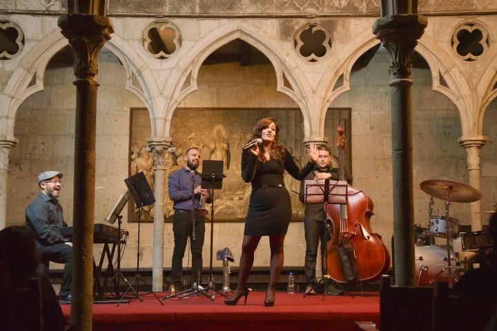 15.- . Concierto en el interior de la capilla. Foto - @Andrea Basef