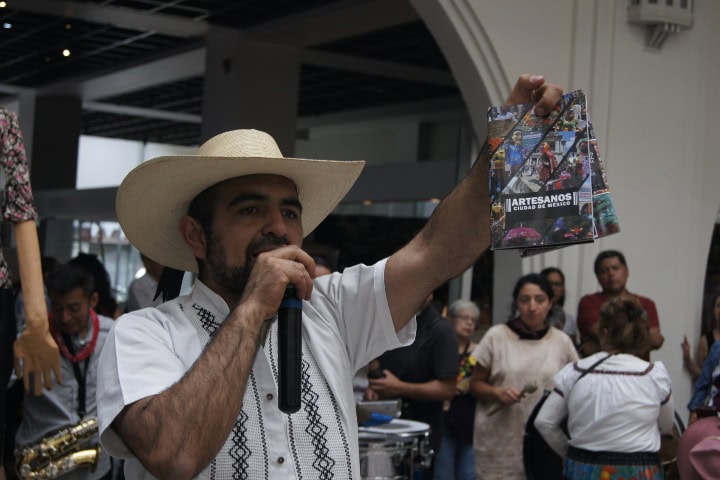 16. Israel Mondragón Ayala anunciando la revista. Foto - El Souvenir