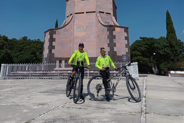 16. Ciclistas en el Monumento a Cristo Rey. Foto - El Ciclista Cínico (Facebook)