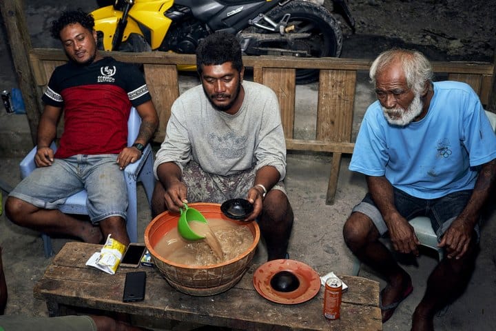 16. Personas bebiendo kava. Foto - ResearchGate