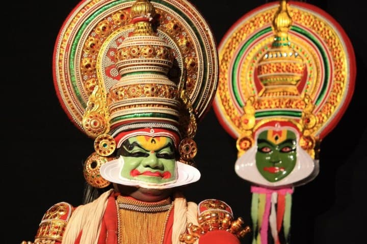 16. Actor representando a personaje "Pacha" en una obra Kathakali. Foto - NativePlanet