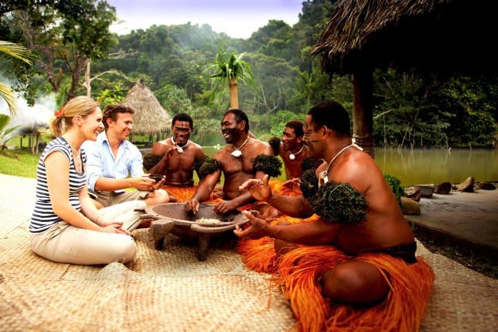 17. Ceremonia de kava con turistas. Foto - Fiji Airways (Facebook)