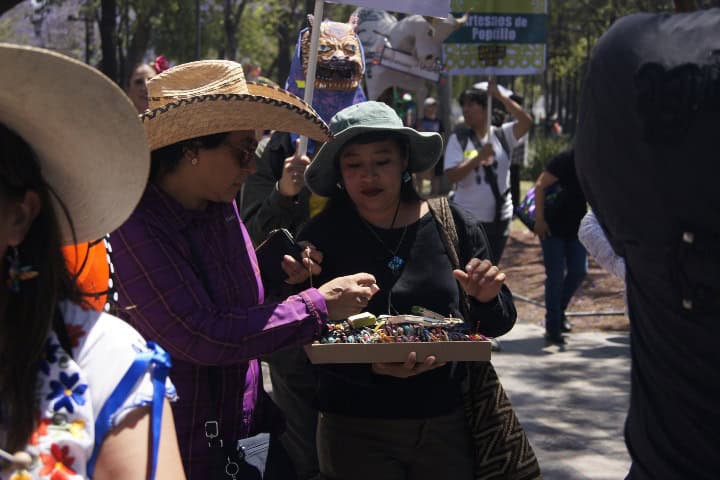 18. SHUNKA, artesana de libretas y encuadernación. Foto - El Souvenir