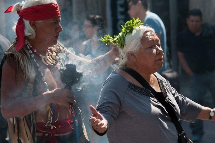 19. Limpia en el Zócalo. Foto - oem.com.mx