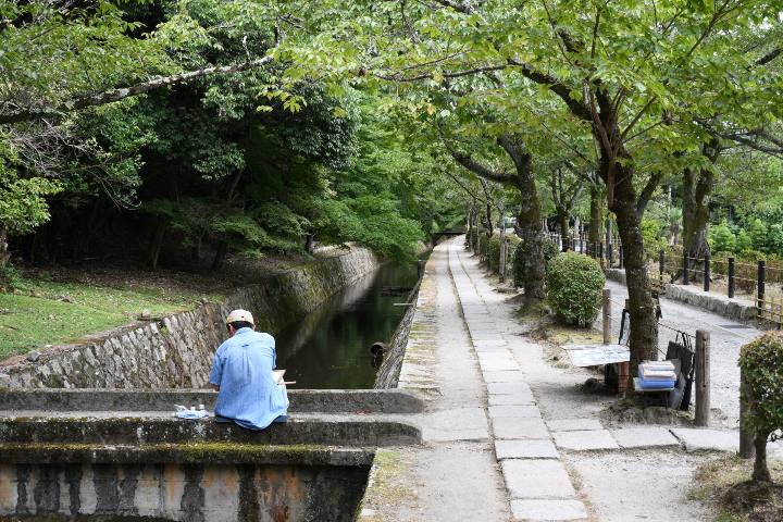 2. Hombre descansando en un puente del Camino de la Filosofía. Foto - Wikimedia Commons