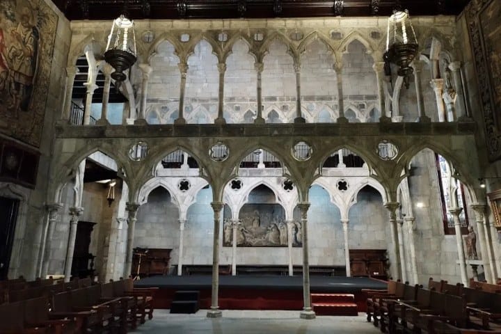 Arcos en la Capilla Gótica del Instituto Cultural Helénico. Foto  - Haus 110