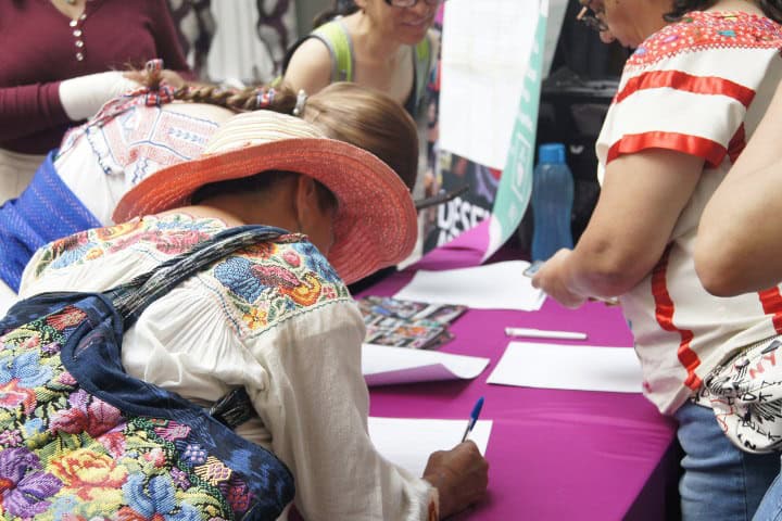 27. Artesanos firmando en apoyo a la propuesta legislativa. Foto - El Souvenir