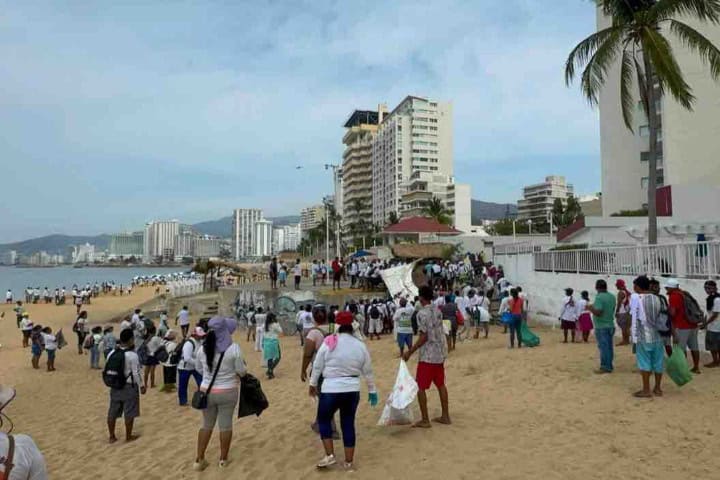 3. Limpieza de playas después del Otis. Foto - El Sur Acapulco