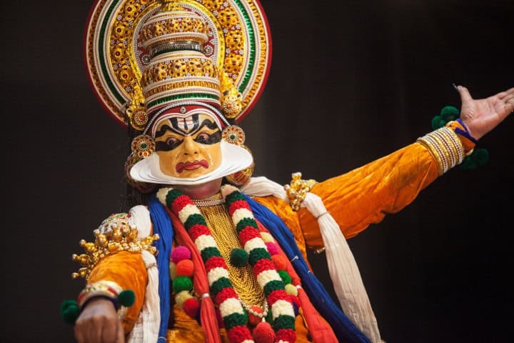 3. Actor de Kathakali llevando un vestuario y maquillaje colorido y ostentoso. Foto - Viajar - El Periódico