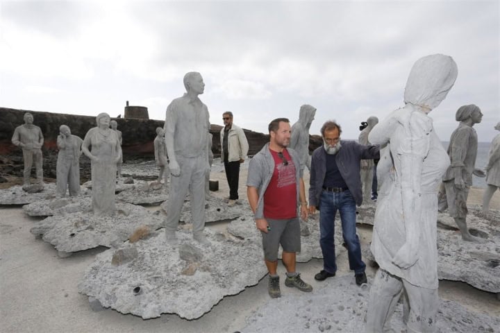 3. Jason deCaires Taylor con sus piezas antes de sumergirlas en el mar de Lanzarote. Foto - Ciencia Canaria